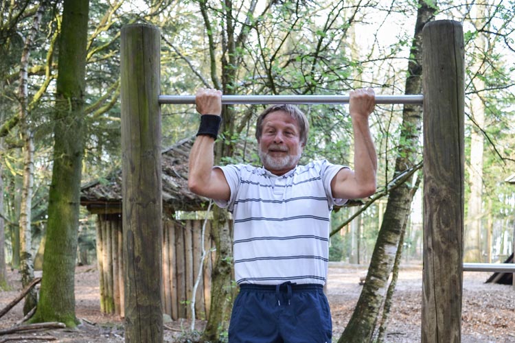 Wer seine Muskeln, wie dieser Freizeitsportler, stärken will, der hat im Trimmpark Wildenloh viele Möglichkeiten.