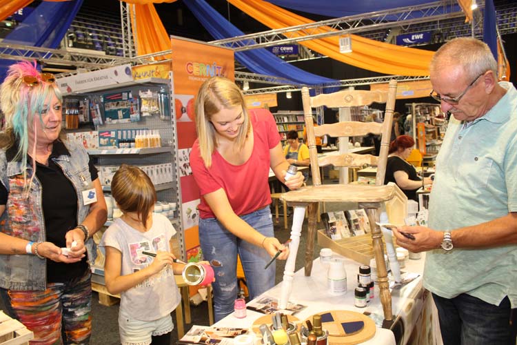 Anstatt fertige Produkte zu kaufen, können Besucher der Hobbywelt schon auf der Messe in den Weser-Ems Hallen ihrer Kreativität freien Lauf lassen und neue handwerkliche Begabungen und Leidenschaften entdecken.