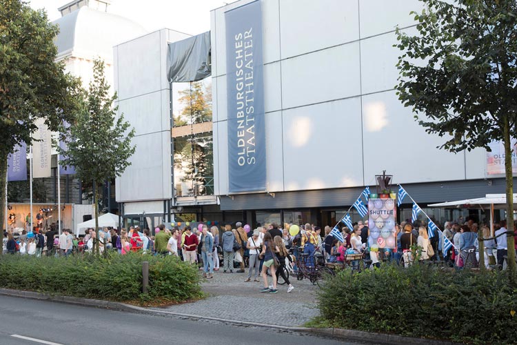 Die Türen zum Hinterhaus sind beim Theaterfest in Oldenburg weit geöffnet und ermöglichen einen Blick hinter die Kulissen.