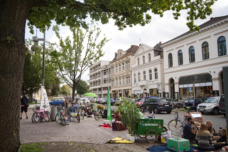 Die Greenpeace Ortsgruppe Oldenburg hat am heutigen Nachmittag einen Abschnitt der Schlossplatzstraße zu einem Naherholungsgebiet umgebaut.