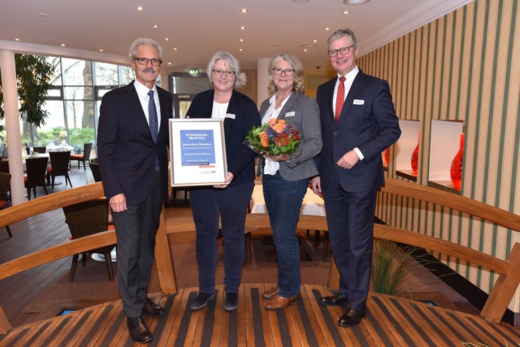 Geschäftsführer Harald Lesch (links) und Reinhard Nannemann von der Volksbank Oldenburg (rechts) überreichten Petra Rothe und Ute Richwien-Emken vom DemenzNetz Oldenburg den VR-Bürgerpreis.