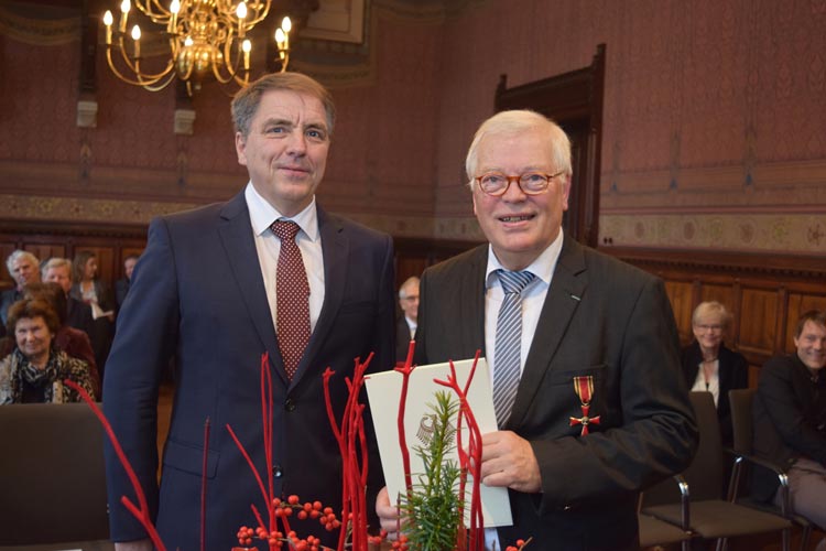 Oberbürgermeister Jürgen Krogmann hat dem Gründer und Geschäftsführer des Casablanca-Kinos, Dr. Detlef Roßmann, das Verdienstkreuz am Bande des Verdienstordens der Bundesrepublik Deutschland überreicht.