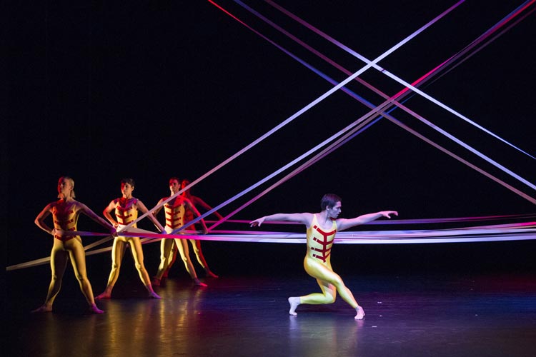 Tensile Involvement gehört zum vierteiligen Tanzabend Drei Generationen der BallettCompagnie Oldenburg im Kleinen Haus.