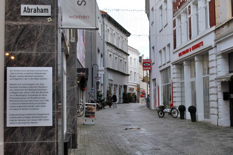 1942 haben die Nationalsozialisten verfügt, dass die Gasse „Abraham“ in der Oldenburger Innenstadt in „Winkelgang“ umbenannt wird. Erst seit 2001 heißt die Gasse wieder „Abraham“.