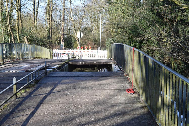 Heute Morgen ist ein Streufahrzeug an der Brücke über die Mühlenhunte eingebrochen.