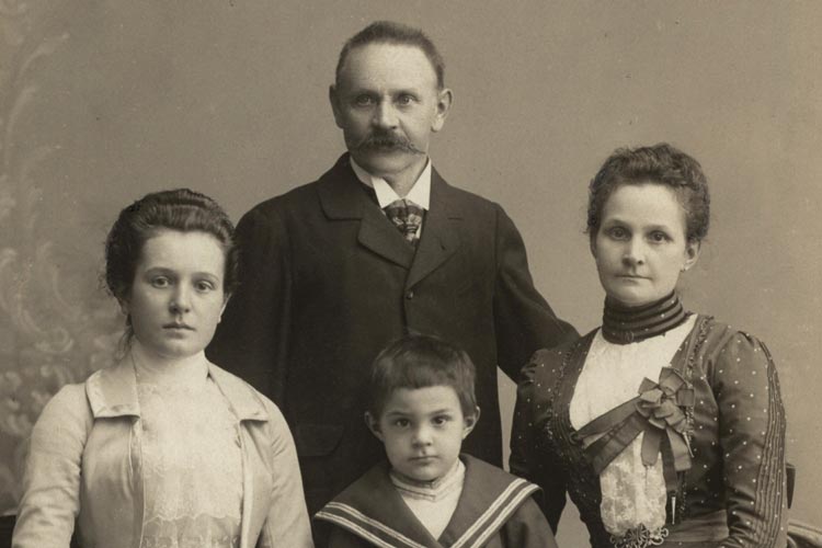 Historisches Foto einer Familie.