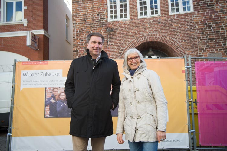 Oberbürgermeister Jürgen Krogmann und OTM-Geschäftsführerin Silke Fennemann freuen sich, dass die OTM und die Touristinfo in den Lappan ziehen.