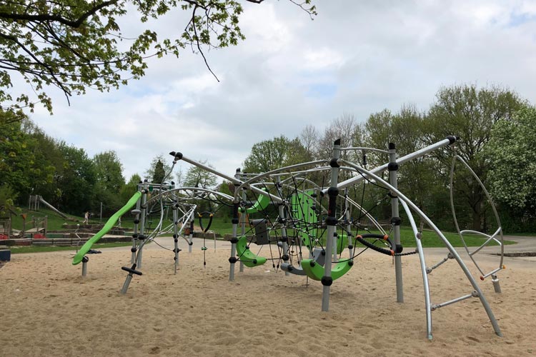 Klettern, Balancieren, Schwingen und Drehen: Diese Kletteranlage auf dem Spielplatz in Ohmstede bewegt auch ältere Kinder.