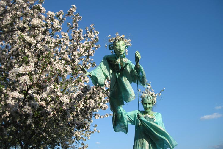 Die „bezaubernde Blütenfee“ zieht mit anderen Walk Acts durch die Innenstadt.