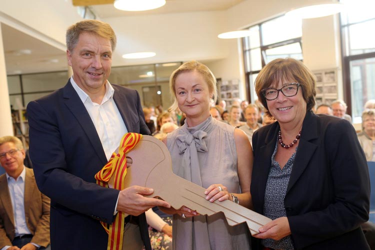 Oberbürgermeister Jürgen Krogmann, NGO-Schulleiterin Katrin Wutschke und Schuldezernentin Dagmar Sachse bei der symbolischen Schlüsselübergabe.