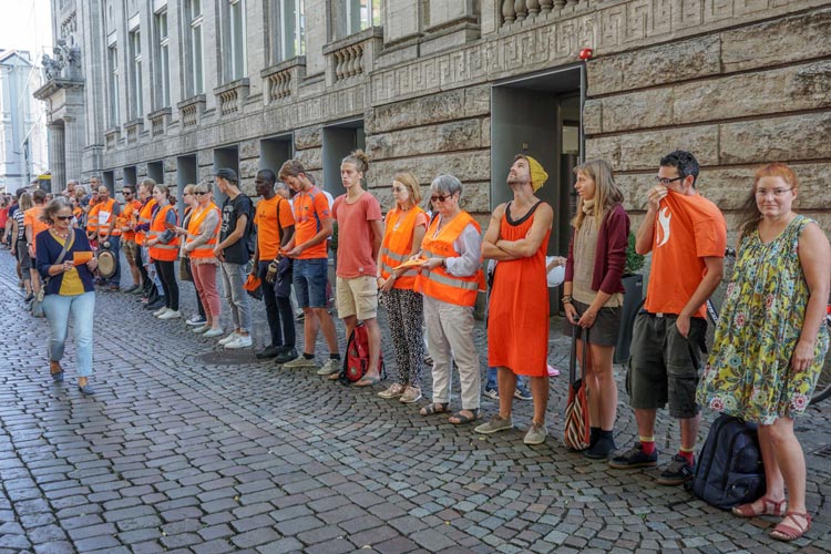 Am vergangenen Samstag haben Aktivisten der „Seebrücke Oldenburg“ einen Flashmob in der Innenstadt veranstaltet.