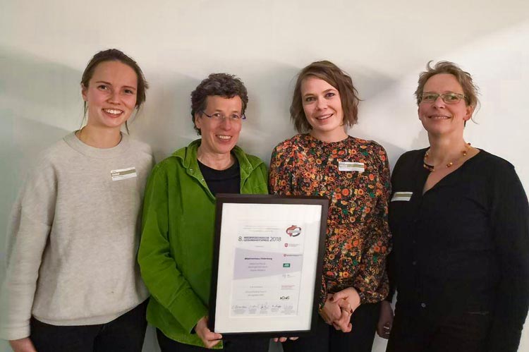 Nahmen den Preis in Hannover entgegen (von links): Gilda Kardeß (Projektmitarbeiterin Mädchen*KLUB), Doris Beel (Geschäftsführerin Mädchenhaus), Annika Dühnen (Projektleiterin Mädchen*KLUB) und Barbara Haff (Leiterin Mädchentreff).