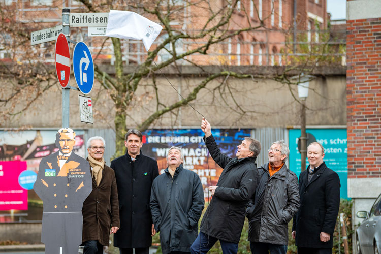 Freuten sich über das neue Zusatzschild an der Raiffeisenstraße (von links): GVWE-Abteilungsleiter Harald Lesch, Verbandsdirektor Johannes Freundlieb, Oberbürgermeister Jürgen Krogmann, Dietmar Schütz, Vorstandsvorsitzender der Oldenburger Bürgerstiftung, Oberbürgermeister Jürgen Krogmann, Dr. Hermann Klasen, Stiftungsratsvorsitzender und Projektleiter der Oldenburger Bürgerstiftung, und Markus Fettback, Vorstandsmitglied der Bürgerstiftung.