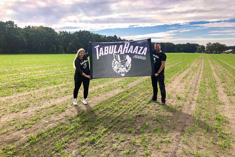 Hier entsteht der Campingplatz „CampaRaaza“. Jan Meiners und seine Frau Neele Bohnert-Meiners auf dem Festival-Areal.