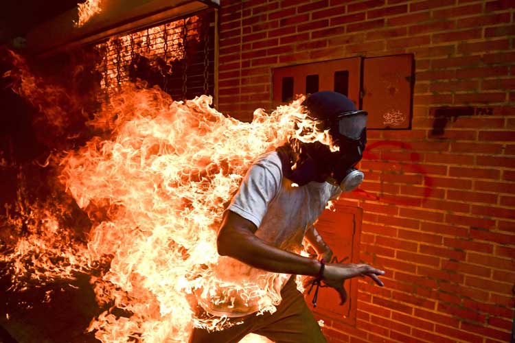 Am 3. Mai 2017 kam es in Venezuelas Hauptstadt Caracas zu Zusammenstößen zwischen Demonstranten und der Nationalgarde, bei denen Demonstranten Feuer auslösten und Steine schleuderten. Der 28-jährige José Víctor Salazar Balza fing Feuer, als der Benzintank eines Motorrads explodierte. Er überlebte mit Verbrennungen ersten und zweiten Grades. Das Foto wurde zum Pressebild des Jahres gewählt.