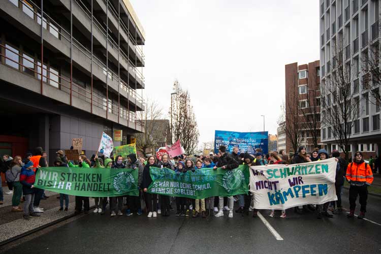 Mindestens 2500 Schülerinnen und Schüler sind heute im Rahmen der Fridays for Future Proteste in Oldenburg auf die Straße gegangen, um für eine bessere Klimapolitik zu demonstrieren.