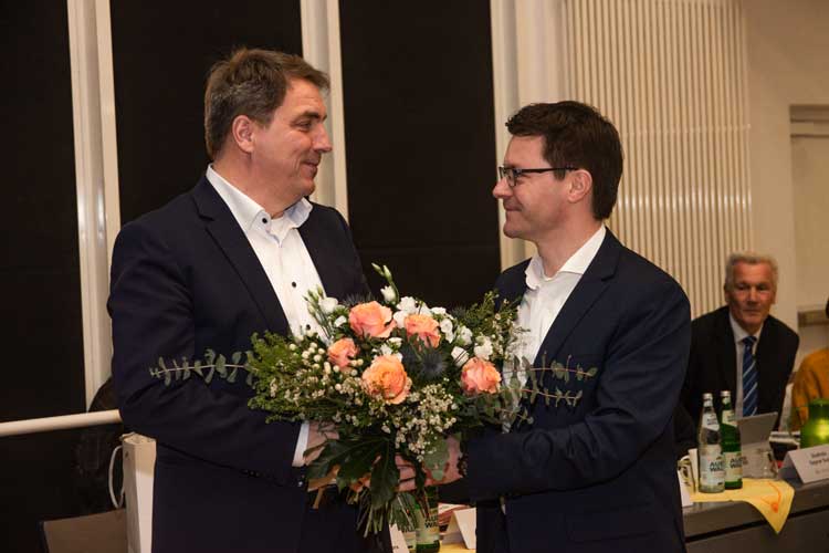 Oberbürgermeister Jürgen Krogmann überreichte nach der Wahl Blumen an Dr. Sven Uhrhan.