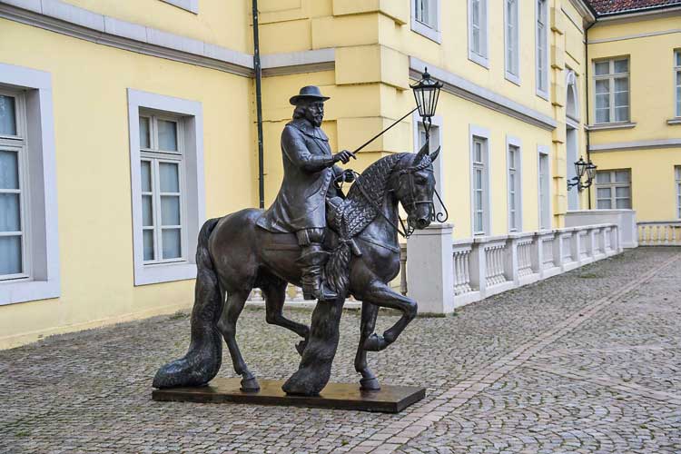 Das Reiterstandbild des Grafen Anton Günther steht nicht mehr vor dem Schloss.