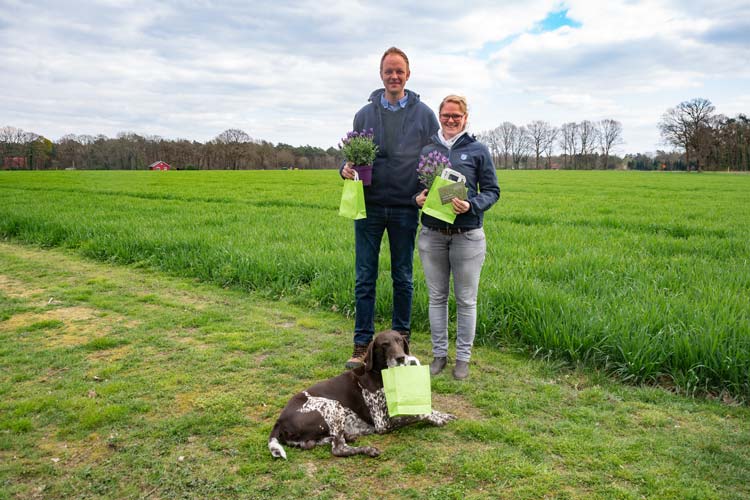 Hinrich Meyer, Thale Alfs und Hofhund Sam mit den Blühtüten.