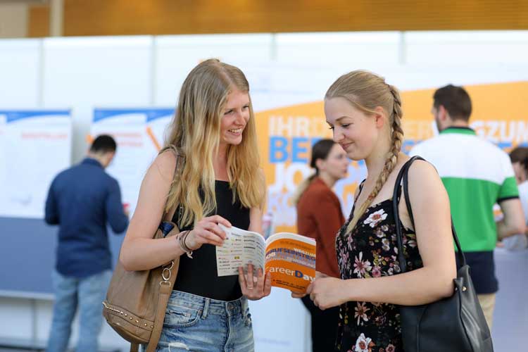 Beim Career Day haben Studierende die Möglichkeit, sich rund um das Thema Berufseinstieg zu informieren.