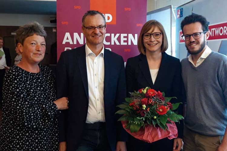 Die SPD-Vorsitzende Nicole Piechotta (3. von links) wurde in ihrem Amt bestätigt. Ihre Stellvertreter (von links): SPD-Landtagsabgeordnete für Oldenburg Nord/West Hanna Naber, Ratsherr Paul Behrens und Juso-Vorsitzender Tom Schröder.