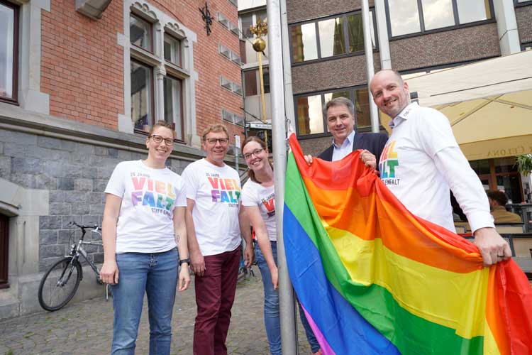 Hissten die Regenbogenflagge vorm Rathaus: Oberbürgermeister Jürgen Krogmann sowie Ilka Flöck, Klemens Sieverding, Svenja Thiele und Kai Bölle vom Verein CSD Nordwest.