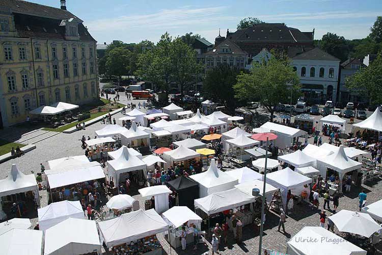 Der Nikolaimarkt ist bei Ausstellern und Besuchern gleichermaßen beliebt.