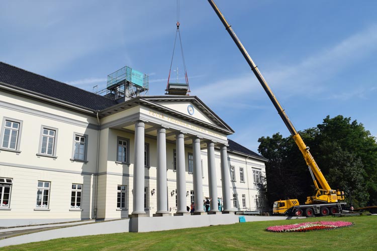 Die historische „Dachlaterne“ wurde mit einem Baukran wieder auf das Kulturzentrum PFL gesetzt.