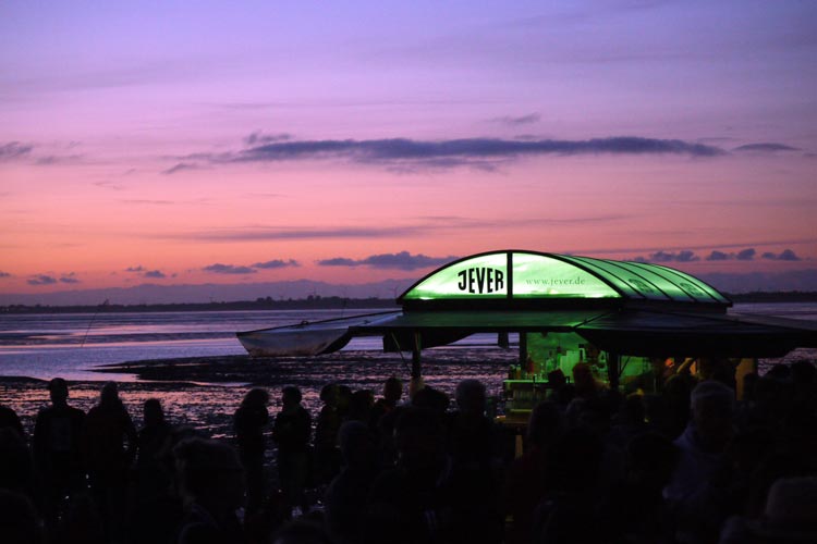 Ein Festival mit Sonnenuntergang im Wattenmeer kann nur das 