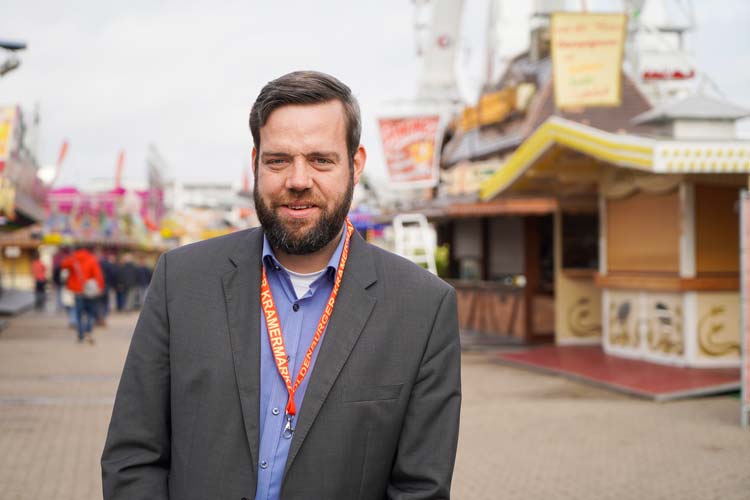 Der neue Marktmeister Dennis Ostendorf ist beim Kramermarkt-Aufbau vor Ort und hat viel zu tun.