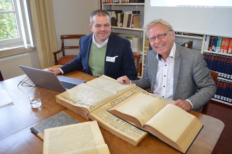 Matthias Bley und Dr. Klaus-Peter Müller (von links). Vor ihnen das „Jeversche Wochenblatt“.