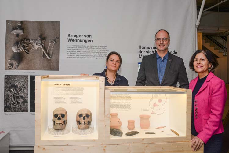 Sind stolz auf die neue Sonderausstellung (von links): Tosca Friedrich (Museumspädagogin), Olaf Meenen (Stiftung Kunst und Kultur der LzO) und Dr. Ursula Warnke (Museumsleiterin).