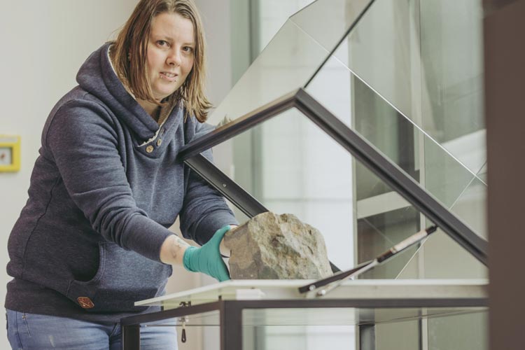 Museumspräparatorin Sandra Fünfstück bereitet den Meteorit Benthullen zur Präsentation vor.