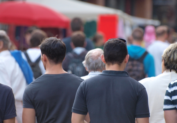 Männer in einer Fußgängerzone, über dts Nachrichtenagentur