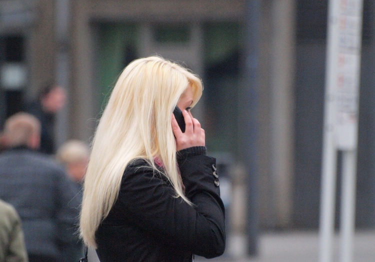 Blonde Frau mit Telefon, über dts Nachrichtenagentur