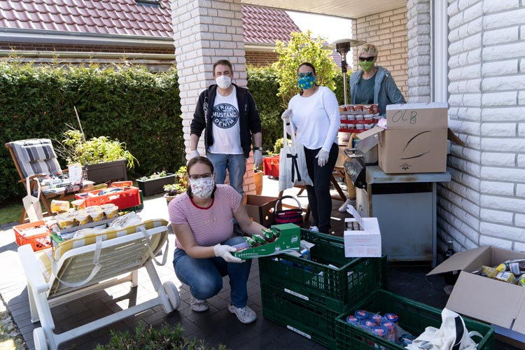 Samstags packen die Ehrenamtlichen vier Stunden lang die Lebensmittelpakete, die anschließend von Fahrerinnen und Fahrern den Bedürftigen gebracht und vor die Türe gestellt oder in die Notunterkünfte bzw. zu den Schlafplätzen gebracht werden.