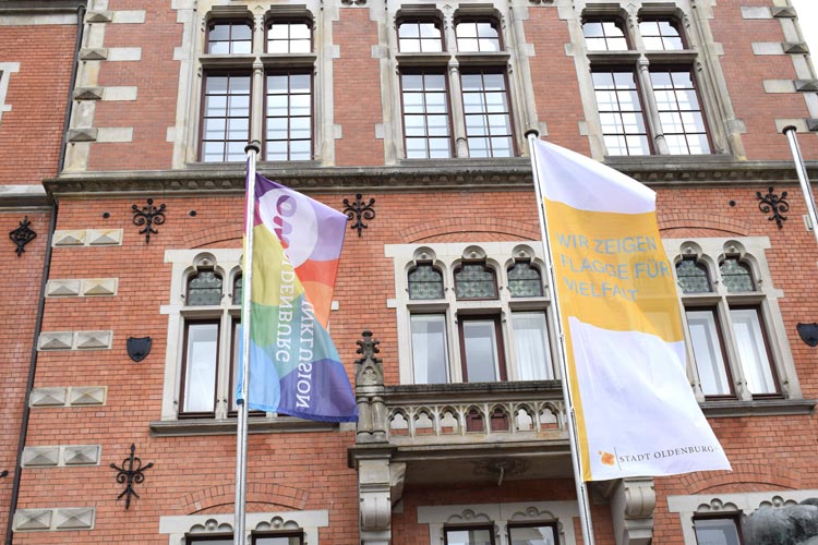 Am Alten Rathaus und an zahlreichen Gebäuden in Oldenburg hängen bis zum 29. Mai Flaggen mit dem Logo der Charta der Vielfalt.