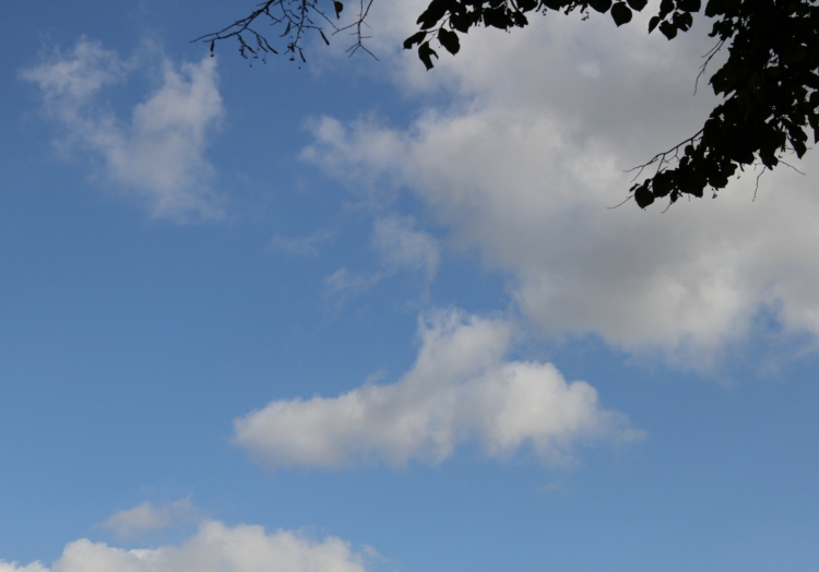 Wolken am blauen Himmel, über dts Nachrichtenagentur