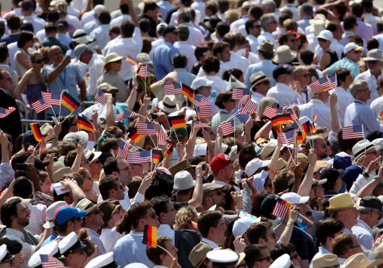 Zuschauer mit Fähnchen der USA und Deutschlands vor dem Brandenburger Tor in Berlin, über dts Nachrichtenagentur