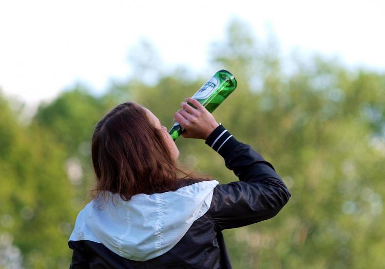 Biertrinkende Frau, über dts Nachrichtenagentur