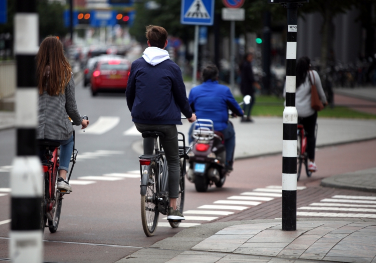 Fahrradfahrer und Rollerfahrer, über dts Nachrichtenagentur