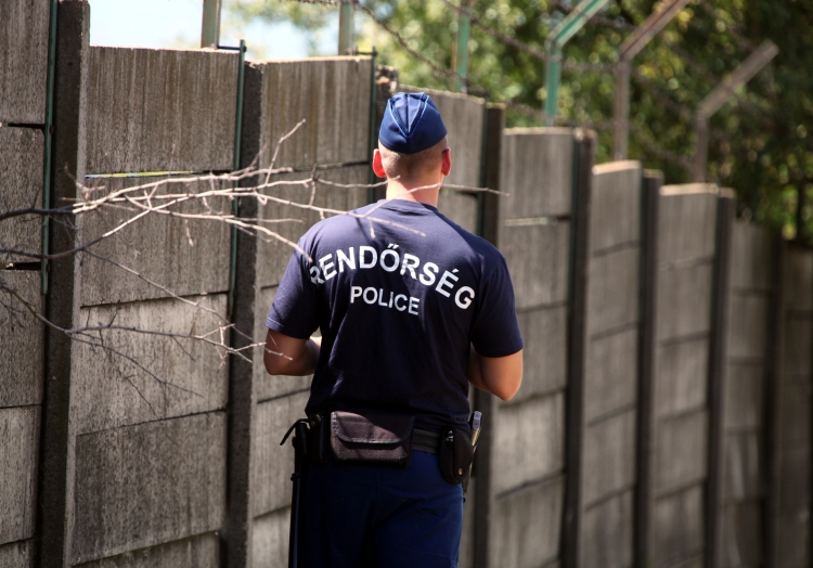 Ungarische Polizei an einer Mauer mit Stacheldraht, über dts Nachrichtenagentur