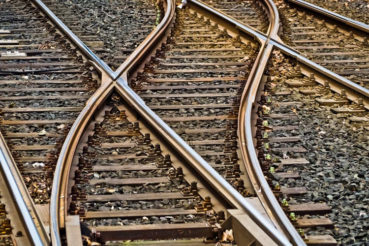 Die Klagen den Ausbau der Bahn-Stadtstrecke waren von Anfang an aussichtslos. Die Weichen wurden vor langer Zeit schon gestellt.