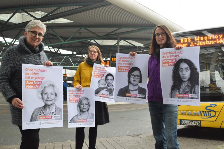 In Kooperation mit dem Gleichstellungsbüro der Stadt Oldenburg wird in 30 Oldenburger Bussen mit Plakaten auf das Angebot des Hilfe-Telefons für Frauen aufmerksam gemacht.