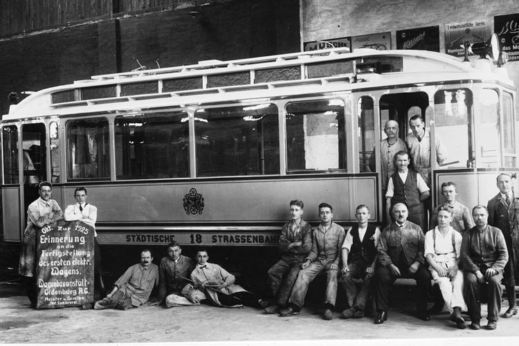 Das Foto zeigt die Lackierer der Wagenbauanstalt Osternburg nach der Fertigstellung des ersten elektrischen Wagens im Oktober 1925.