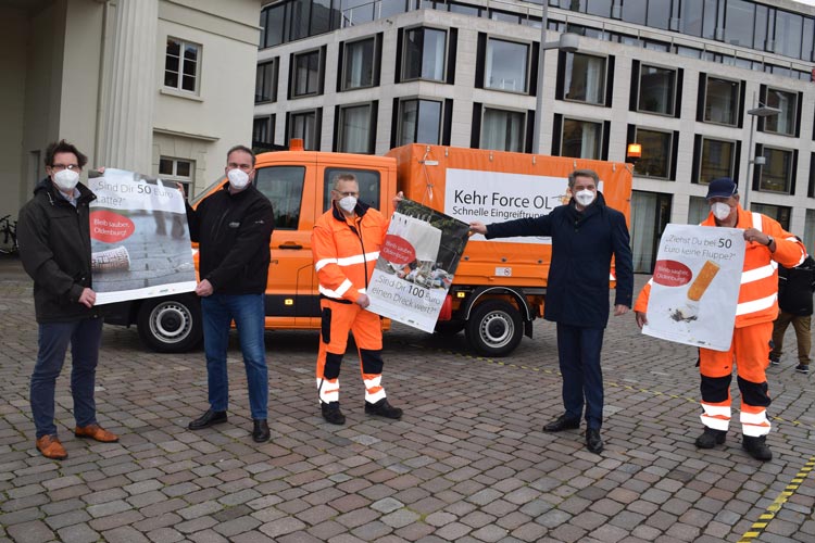 Gemeinsam für ein sauberes Oldenburg: Oberbürgermeister Jürgen Krogmann (2. von rechts) sowie Volker Schneider-Kühn (von links), Torsten von Varel, Holger Bunjes und Ernst Müller vom AWB präsentieren die Plakataktion.