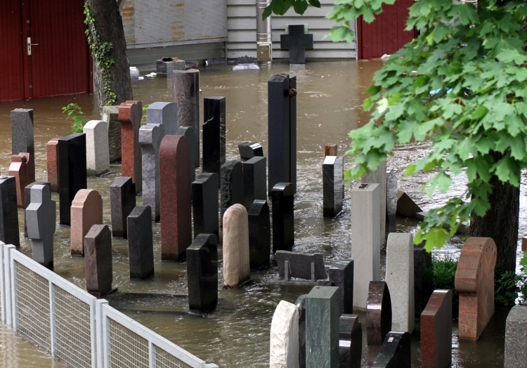 Grabsteine im Hochwasser, über dts Nachrichtenagentur