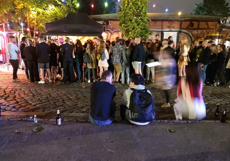 Warteschlange im Sommer 2021 vor einem Berliner Club, über dts Nachrichtenagentur