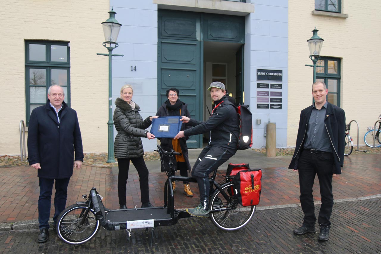 Stellten den Fahrradkurierservice für die Auslieferung von Ausweisdokumenten vor (von links): Ordnungsamtsleiter Michael Lorenz, Dezernentin Dr. Julia Figura, Projektleiterin Martina Otten, Karsten Klimpel, Geschäftsführer der „OldenBoten“ und Carsten Büsing, Leiter des Bürgerbüros Mitte.