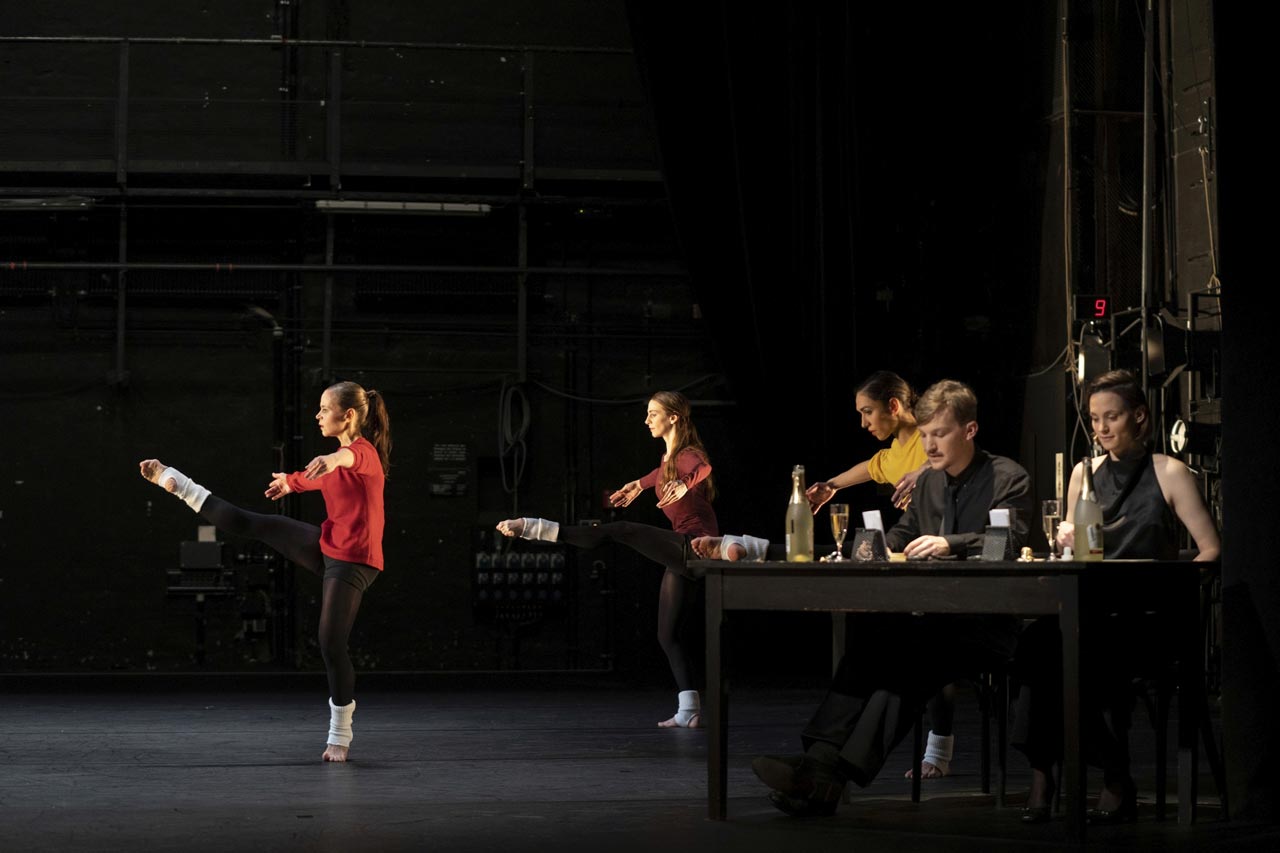 „How to Pass, Kick, Fall and Run“ von Merce Cunningham und den Texten von John Cage wurde in Oldenburg vom Gastchoreografen Robert Swinston einstudiert.